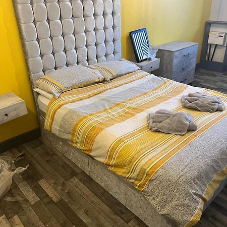 Town Center Large 2 Bedroom Apartment- Sleeps Up To 6 - Dogs Welcome - 2 Minutes From Train Station Blackpool Exteriör bild
