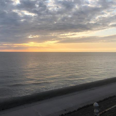 Town Center Large 2 Bedroom Apartment- Sleeps Up To 6 - Dogs Welcome - 2 Minutes From Train Station Blackpool Exteriör bild