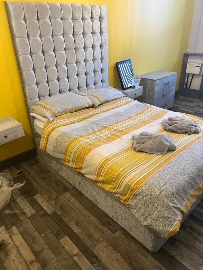 Town Center Large 2 Bedroom Apartment- Sleeps Up To 6 - Dogs Welcome - 2 Minutes From Train Station Blackpool Exteriör bild