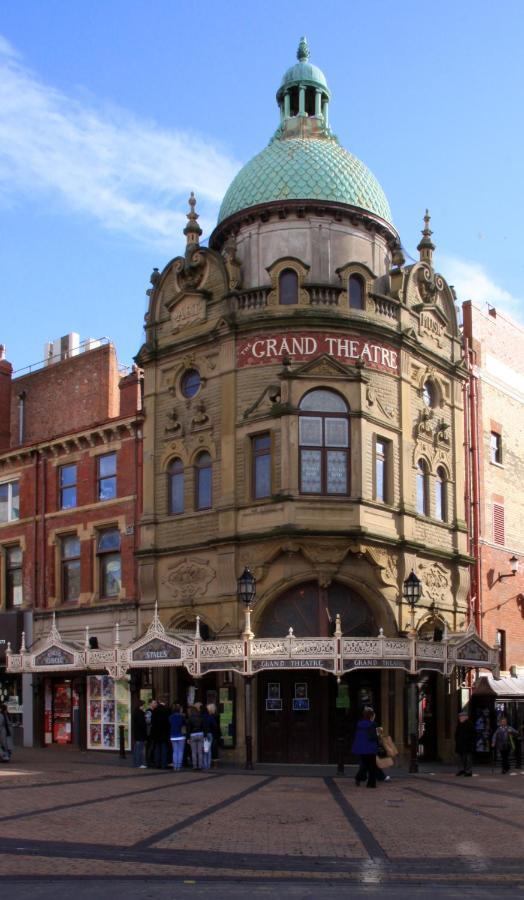 Town Center Large 2 Bedroom Apartment- Sleeps Up To 6 - Dogs Welcome - 2 Minutes From Train Station Blackpool Exteriör bild