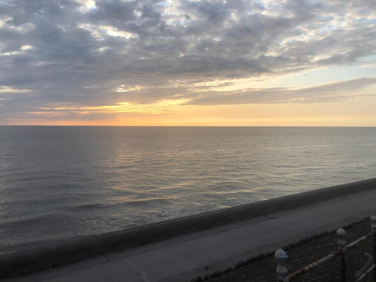 Town Center Large 2 Bedroom Apartment- Sleeps Up To 6 - Dogs Welcome - 2 Minutes From Train Station Blackpool Exteriör bild