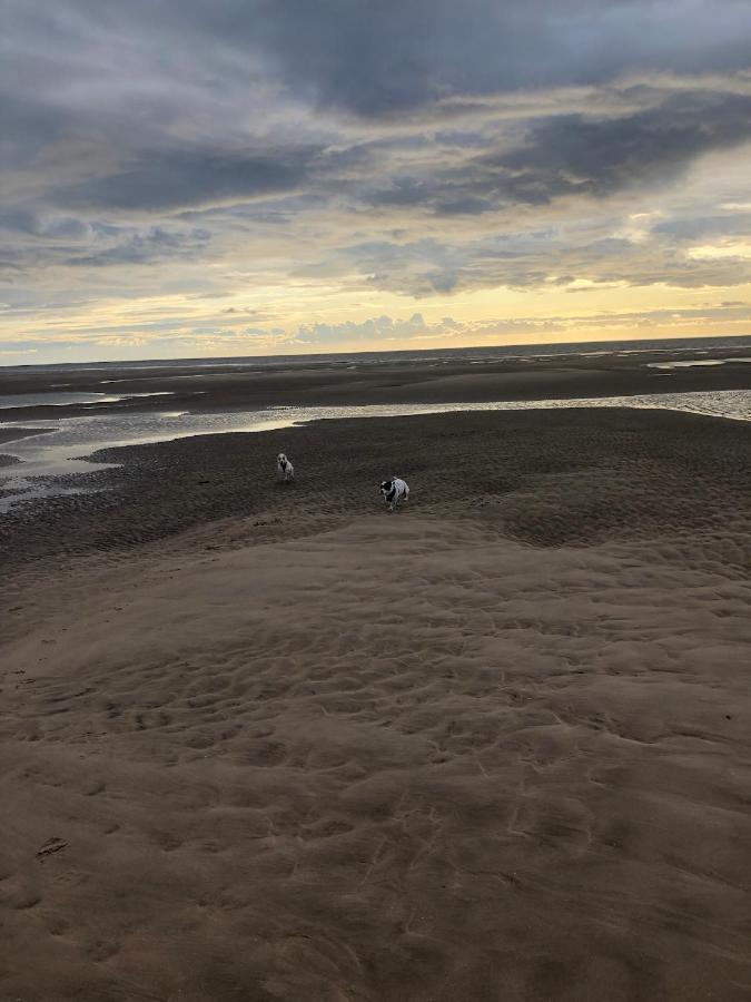 Town Center Large 2 Bedroom Apartment- Sleeps Up To 6 - Dogs Welcome - 2 Minutes From Train Station Blackpool Exteriör bild